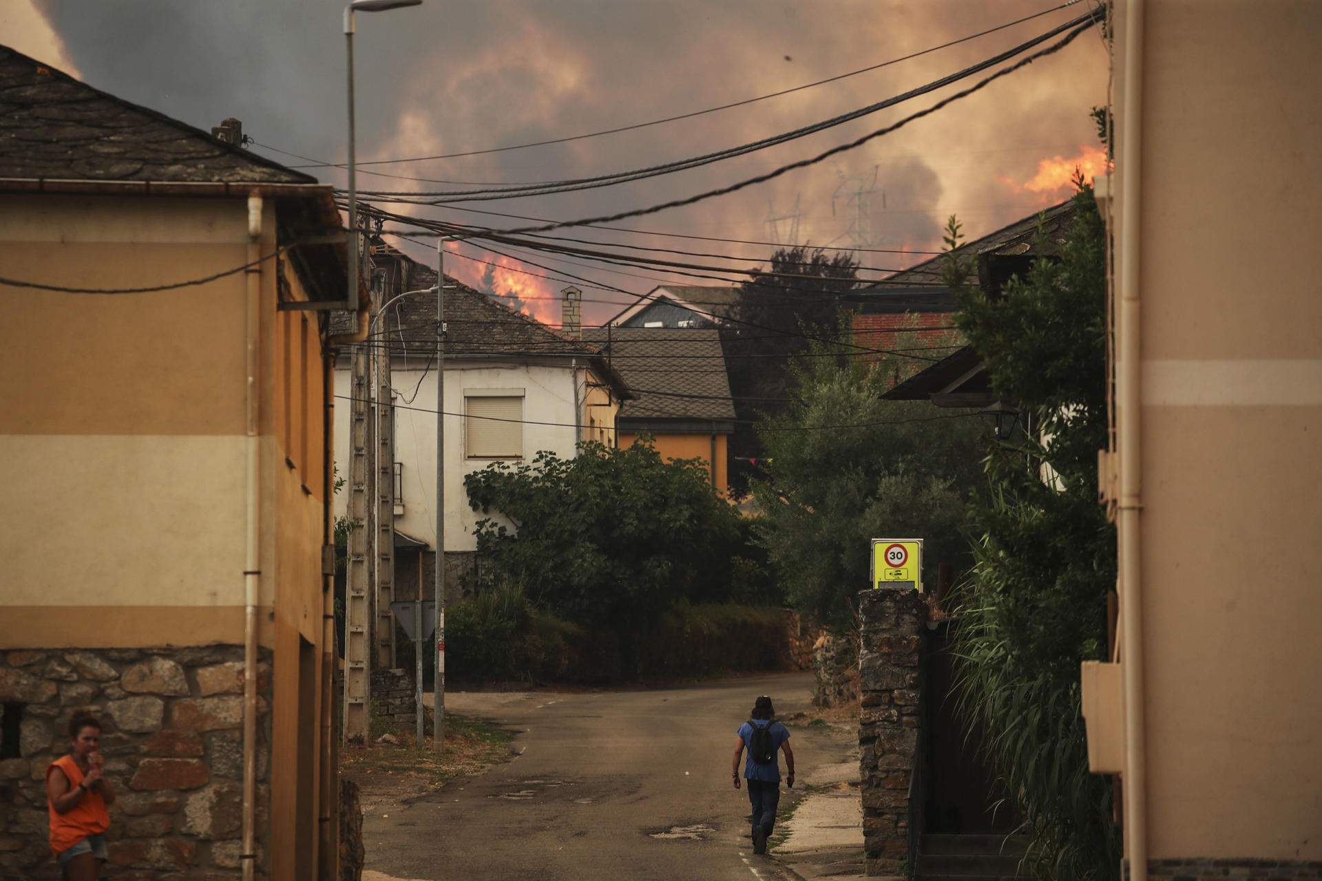 Un incendi descontrolat amenaça el paratge de Las Médulas (El Bierzo), patrimoni de la humanitat