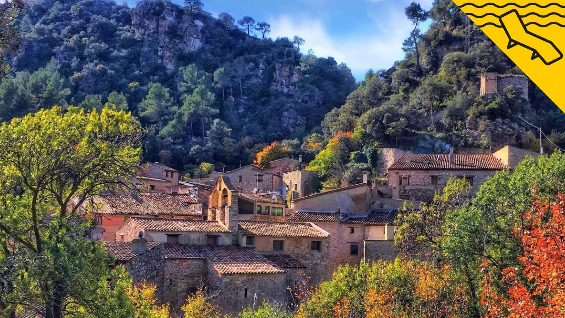 El petit poble de pedra a Catalunya que sembla sortit d’un conte medieval: amaga un castell entre muntanyes