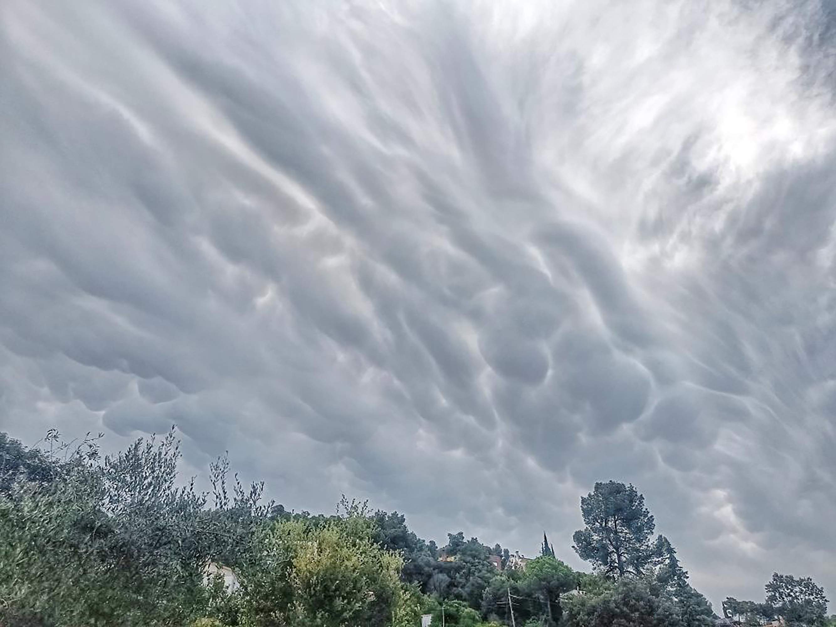 Tempestes refrescants a Catalunya en plena onada de calor: on i quan plourà?