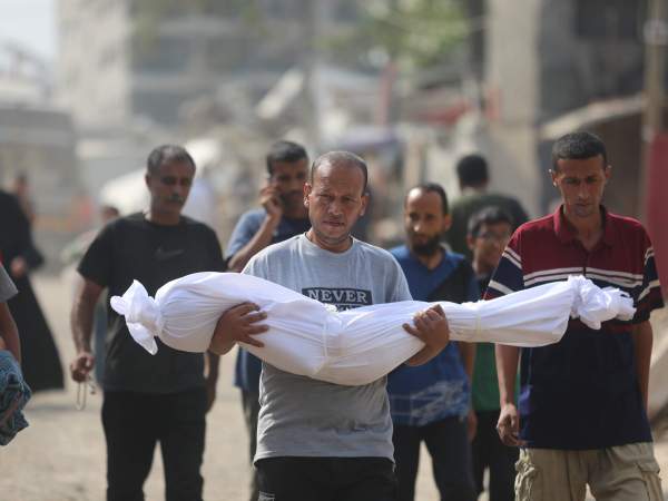 Imatge d'un home amb un cos als carrers de Gaza