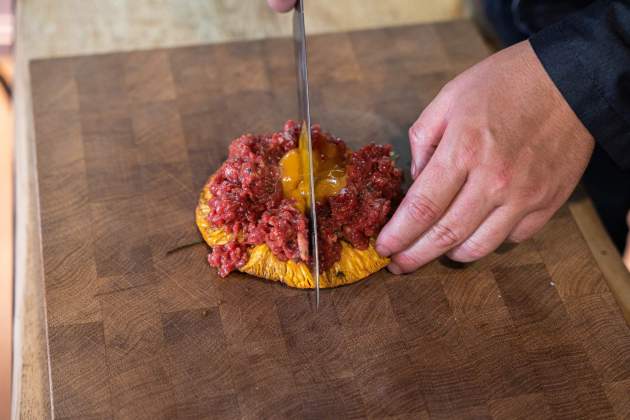 Oronja con steak tartar y huevo del Quinze Ous / Foto: Jordi Domènech
