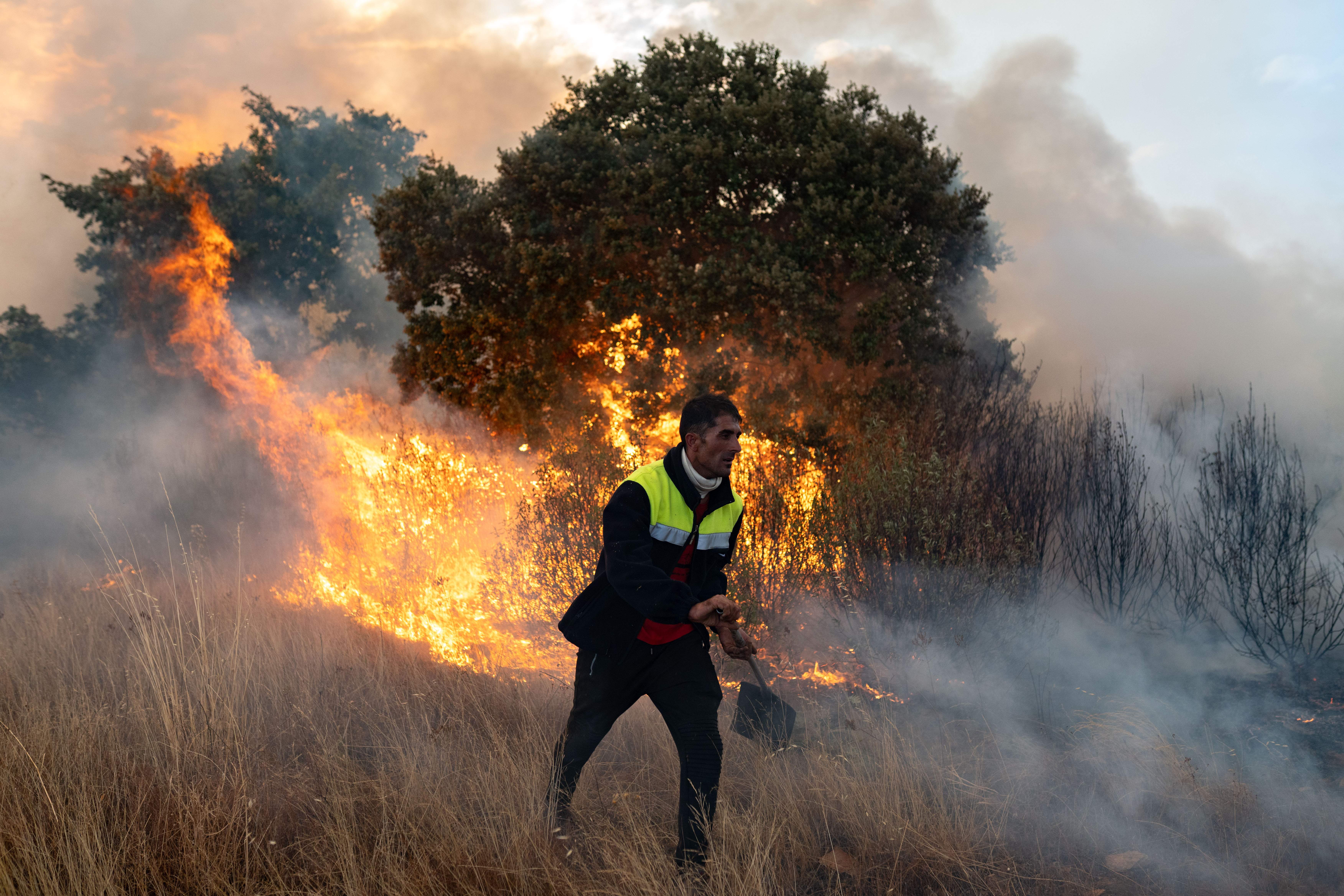 Set ferits, quatre en estat crític, en els incendis que continuen cremant a Castella i Lleó