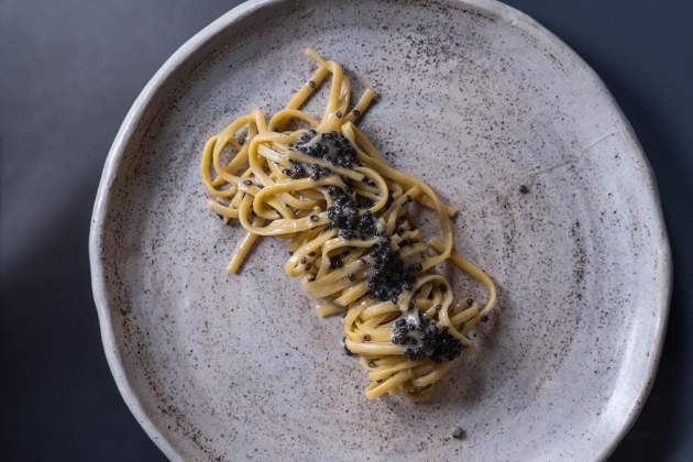 Los espaguetis con mantequilla, limón y caviar del Quinze Ous / Foto: Jordi Domènech