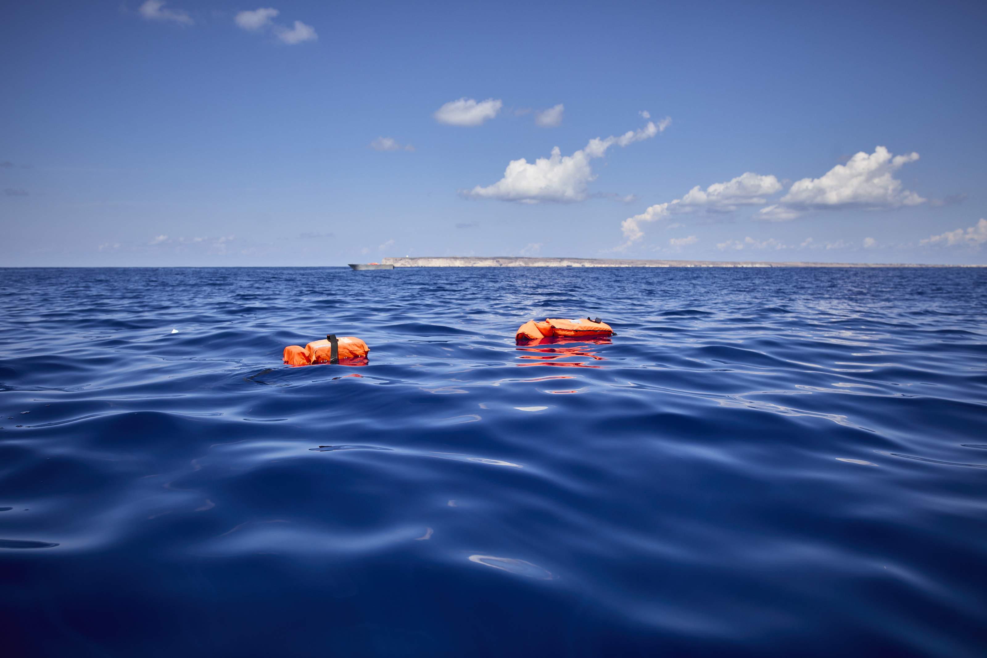 Almenys vint migrants morts i diversos desapareguts en un naufragi a Lampedusa