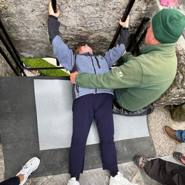 Blarney Castle. La nostra companya Fernanda besant la Pedra de l'Eloqüència / Cedida: Lourdes Moret