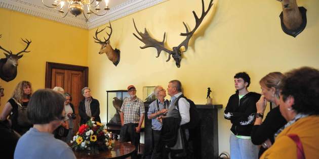 Muckross House. El professor Marc Pons explicant al grup la maledicció que pesa sobre la casa / Cedida: Antoni Florensa