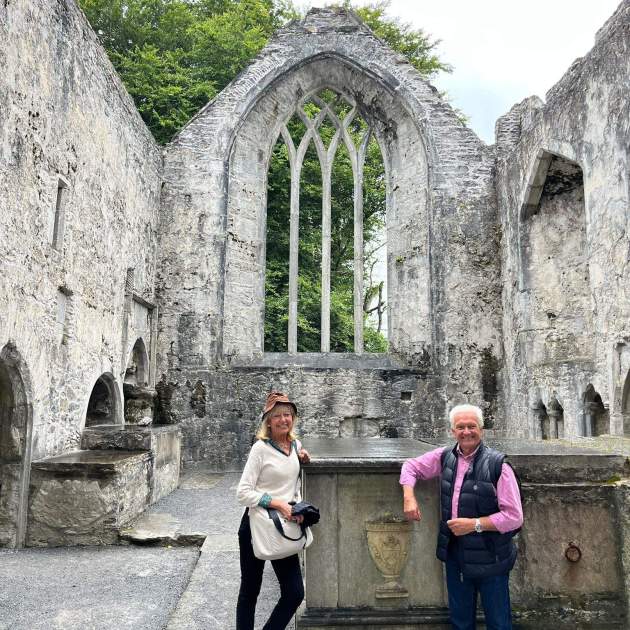 Abadia de Muckross. Els nostres companys Eugeni i Montse a l'altar d'aquest misteriós edifici / Cedida: Lourdes Moret