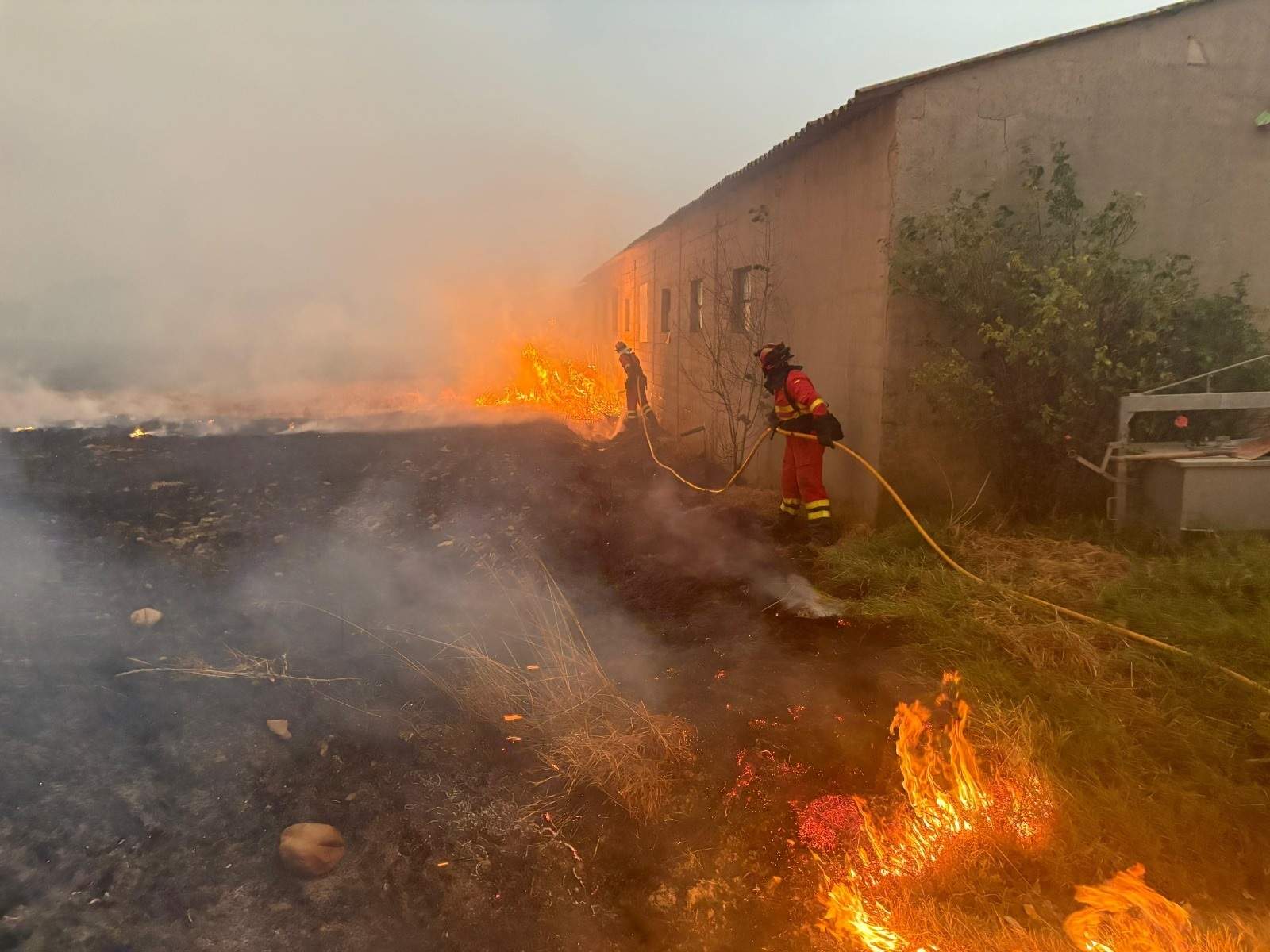 Les flames encerclen els veïns d'un poble de Càceres i 1.300 persones són desallotjades a Lleó pels incendis