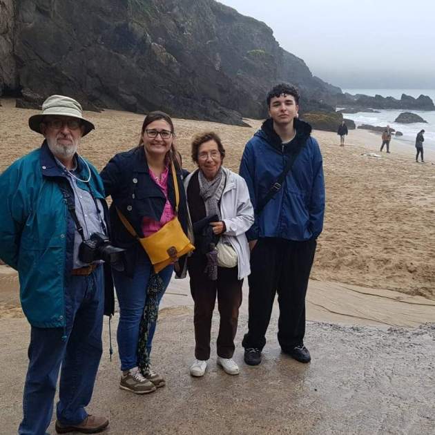 Platja de Coomenoole, l'extrem occidental d'Irlanda. Els companys Antoni i Conxita, l'intèrpret Gabriel i la guia local Cati / Font: Marc Pons