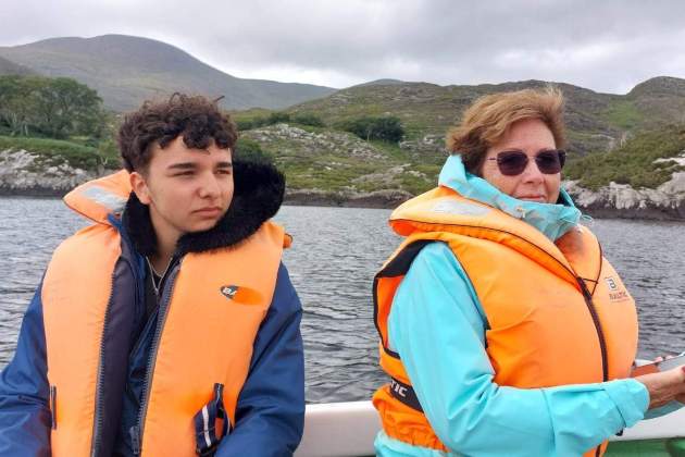 Parc Natural de Killarney. La nostra companya Pilar i l'intèrpret Gabriel navegant pel sistema de llacs / Cedida: Manuela Vila