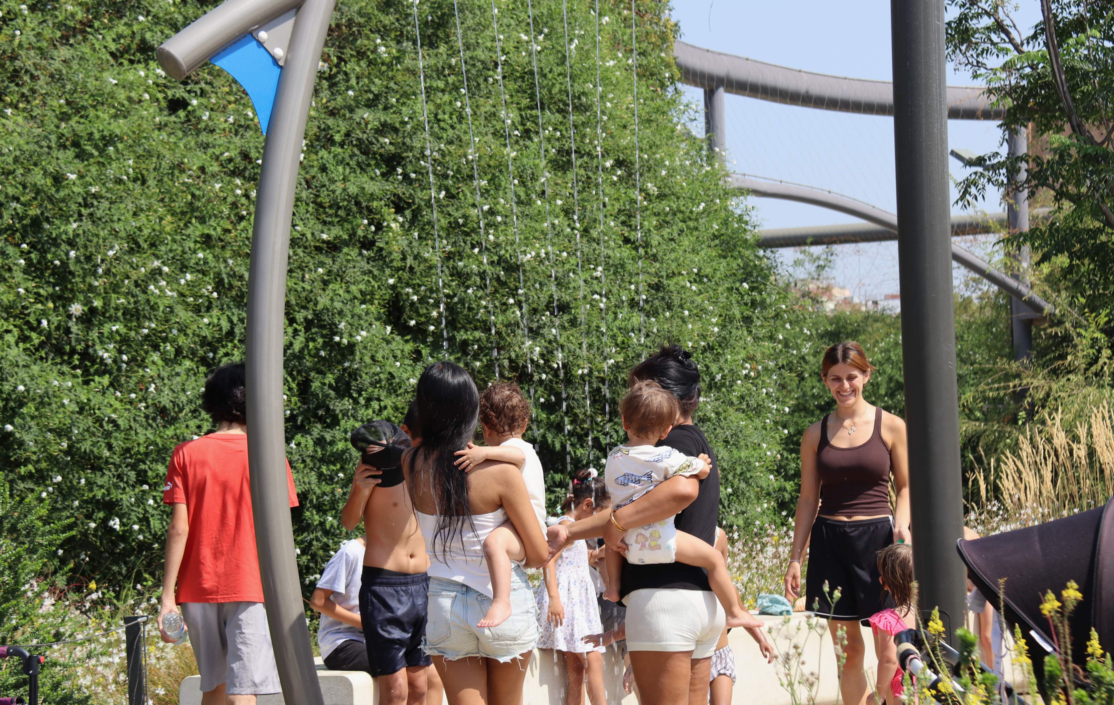 Barcelona entra en fase d’alerta per calor extrema durant el dia