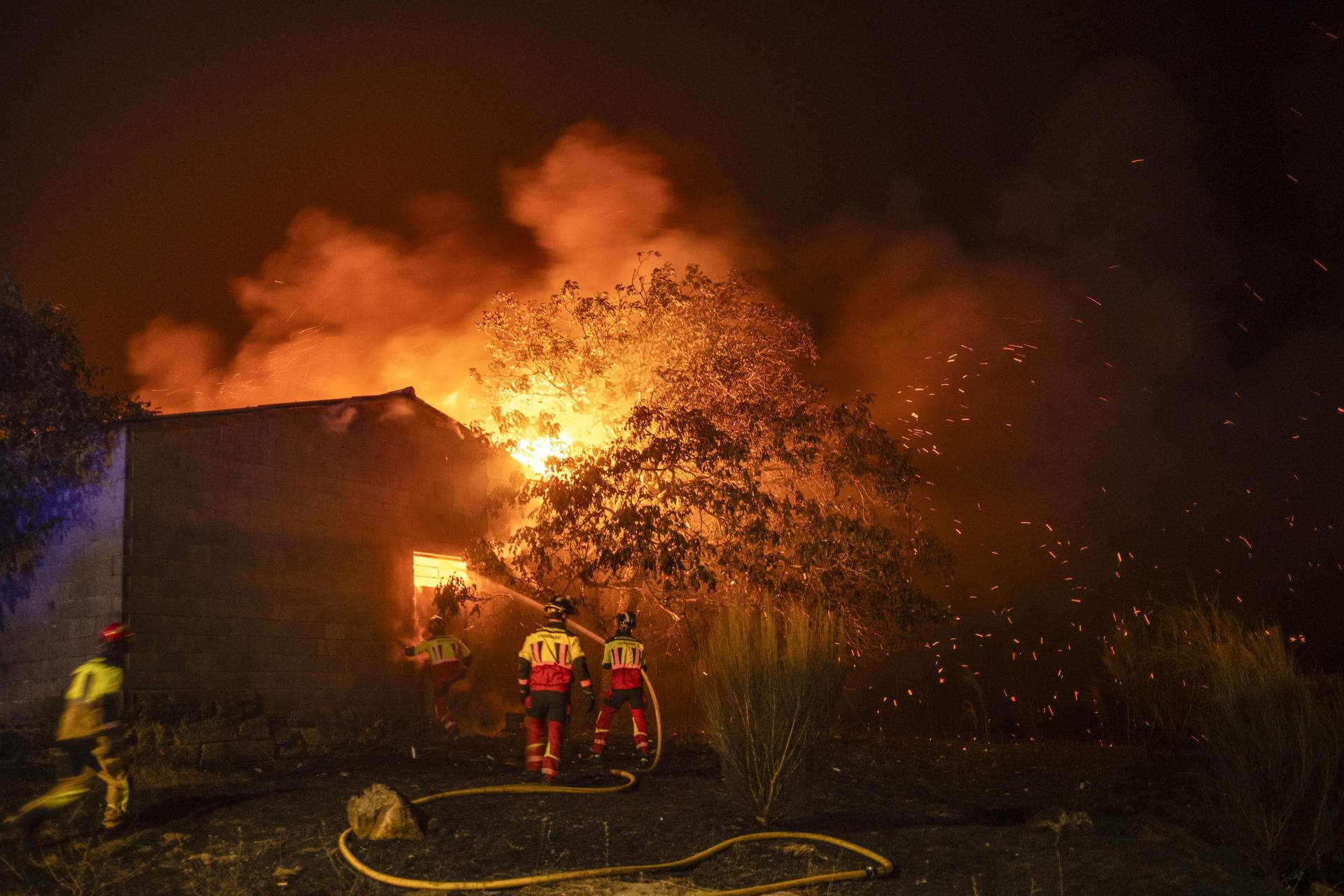 L’onada d’incendis que assetja Espanya es cobra la tercera víctima i ja ha consumit més de 50.000 hectàrees