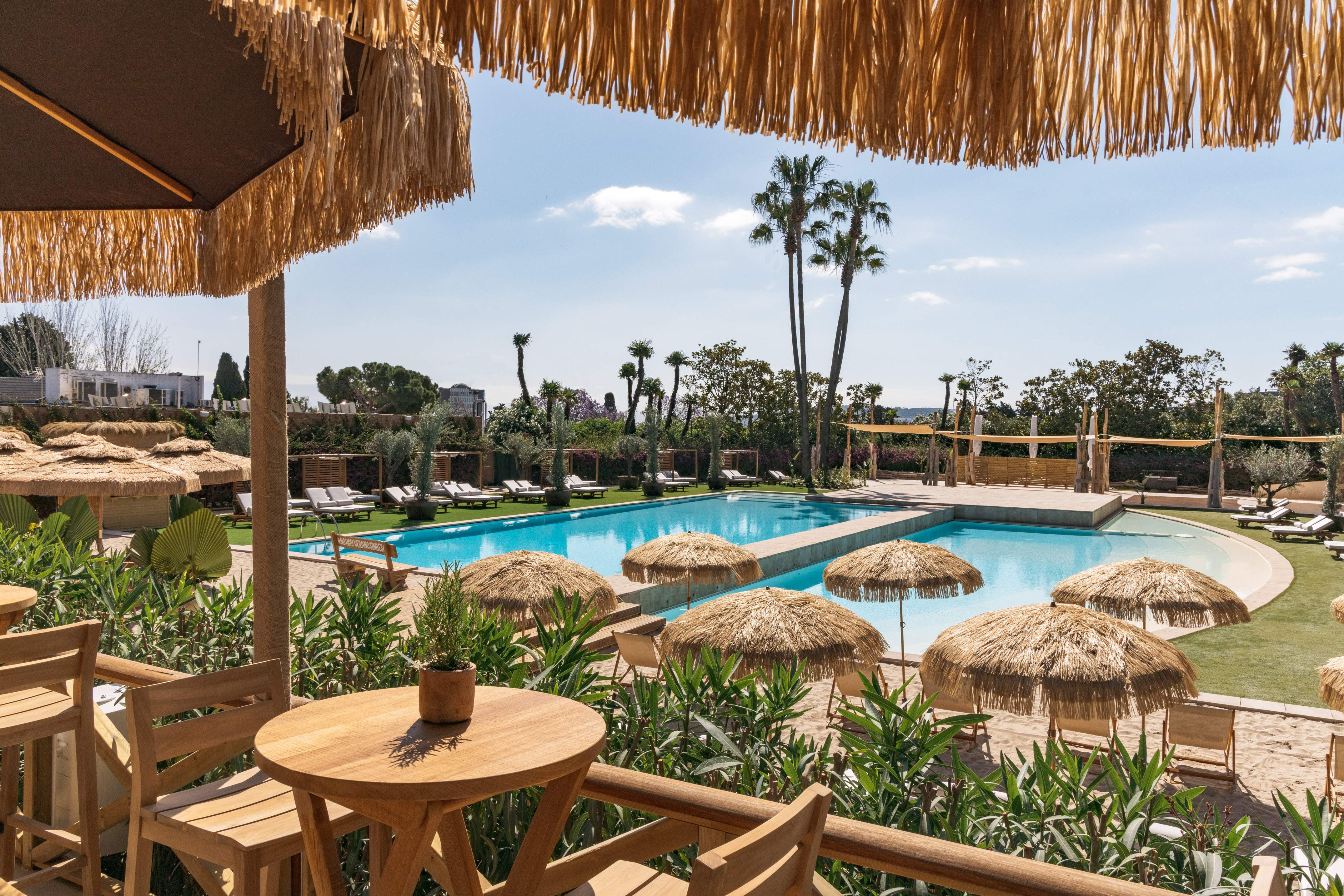El restaurant on gaudir d'un arròs a la fresca amb una piscina per postres