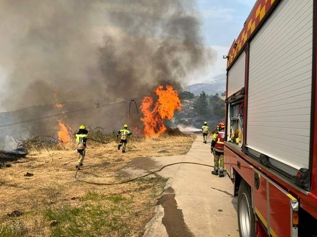 Evacuats els veïns de Cabezabellosa que estaven rodejats pel foc després de no abandonar les seves cases
