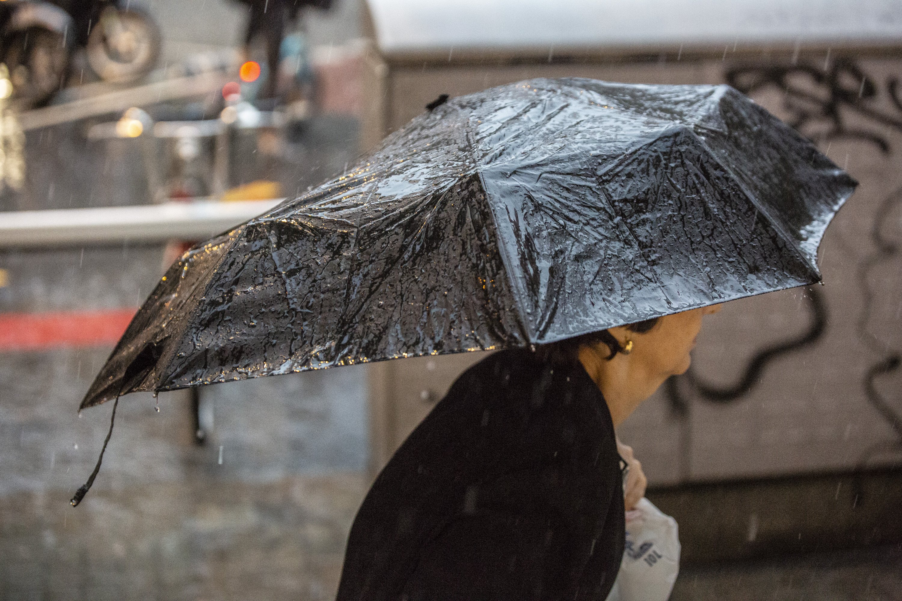 La pluja descarrega amb força a l'Àrea Metropolitana