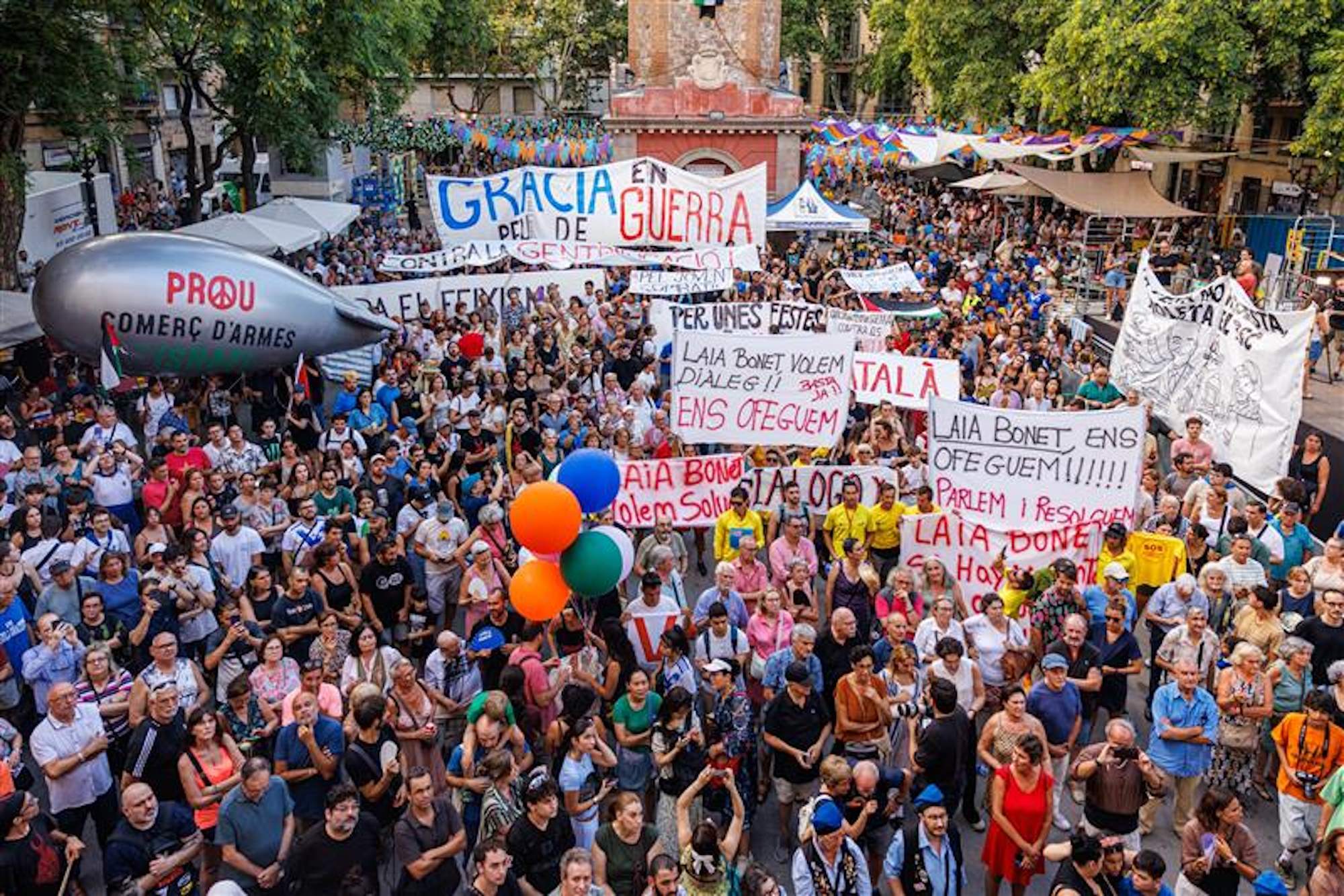 Tret de sortida a les Festes de Gràcia amb un pregó acompanyat de xiulades i protestes dels assistents