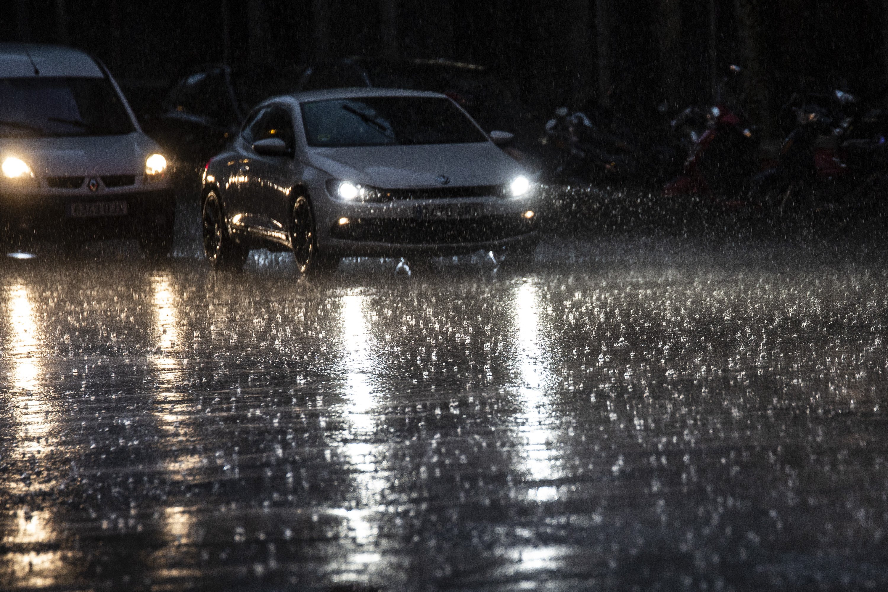 El Meteocat alerta de que las fuertes lluvias se prolongarán toda la noche