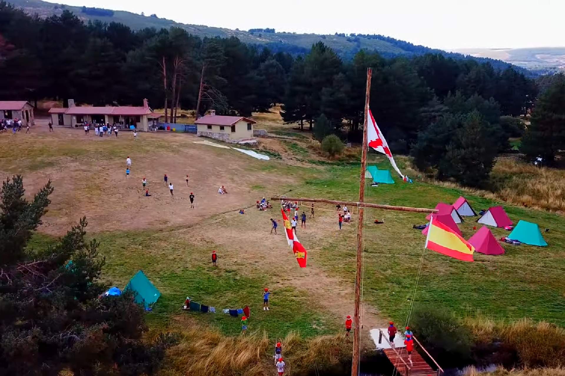 Campament carlista per "formar" nens des dels 8 anys: boines vermelles, hissat de bandera i "Visca Crist Rei"