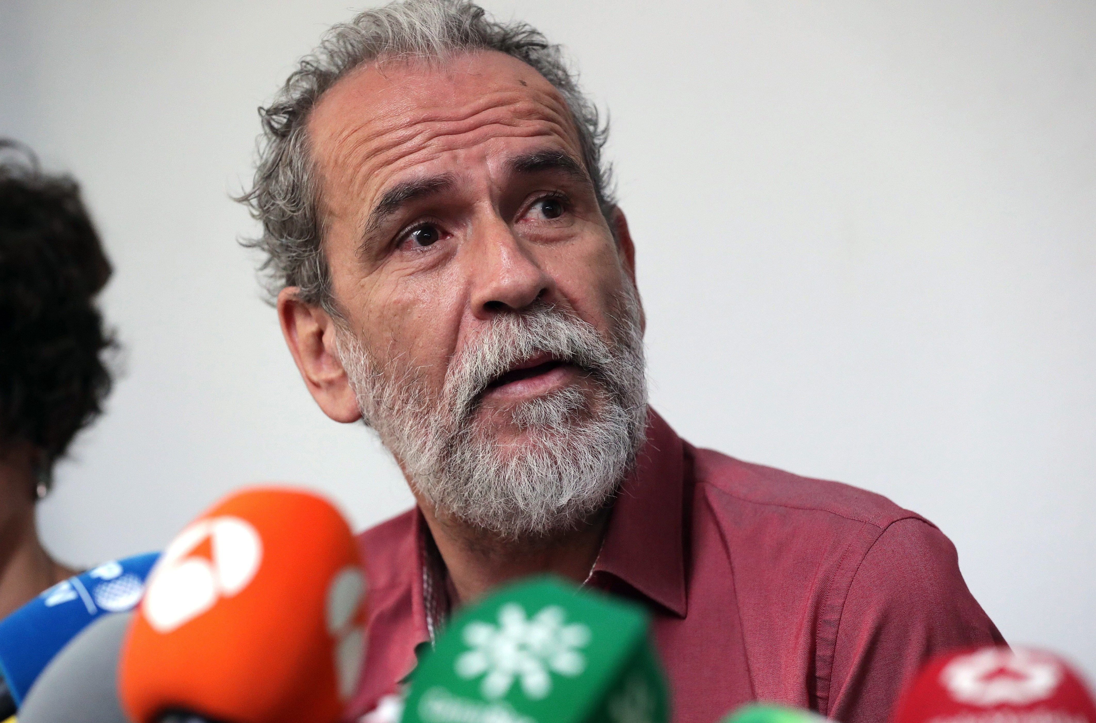 Willy Toledo sale del juzgado en libertad provisional