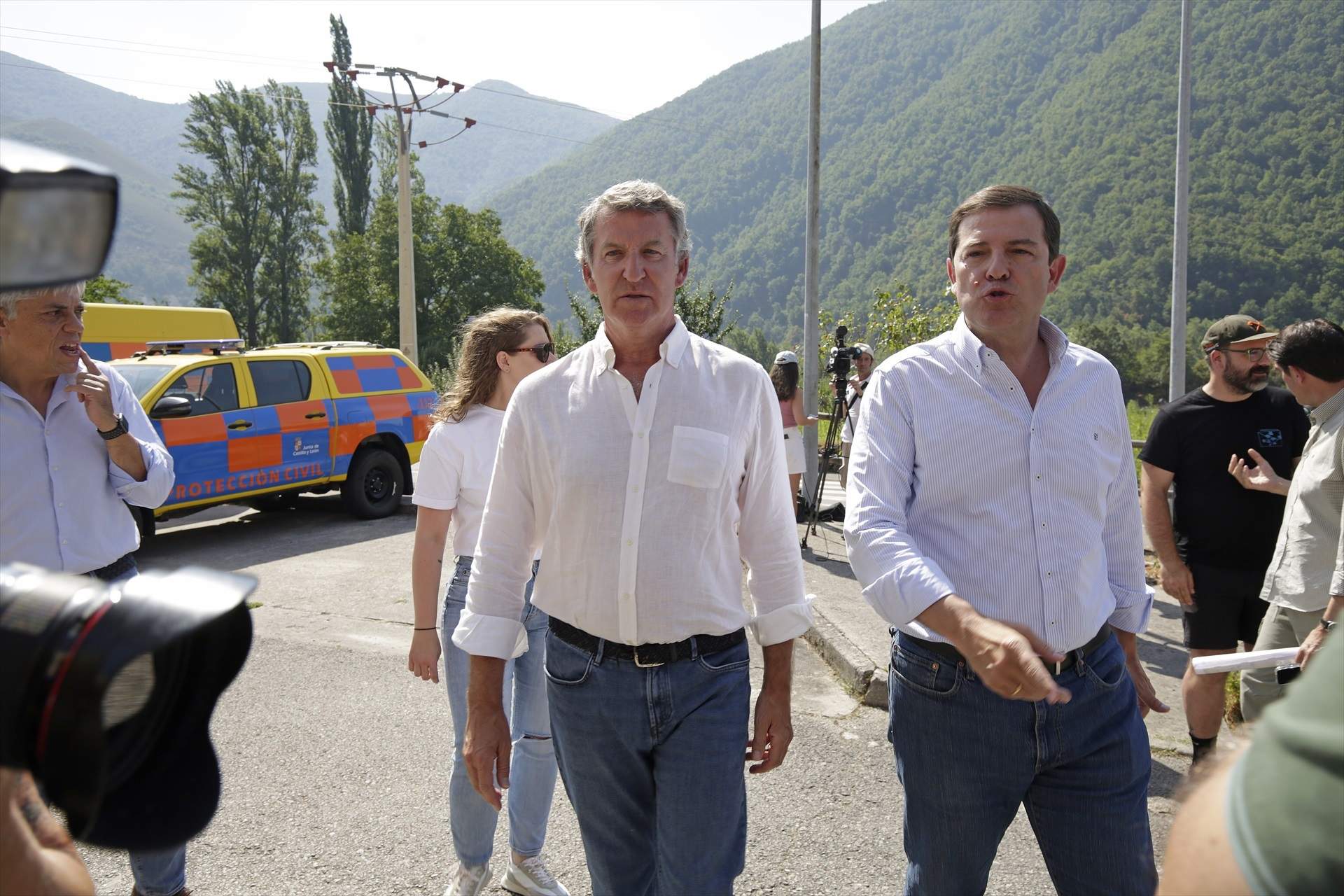 Feijóo exigeix la mobilització de l'exèrcit als incendis: "És una crisi nacional i queda el pitjor"