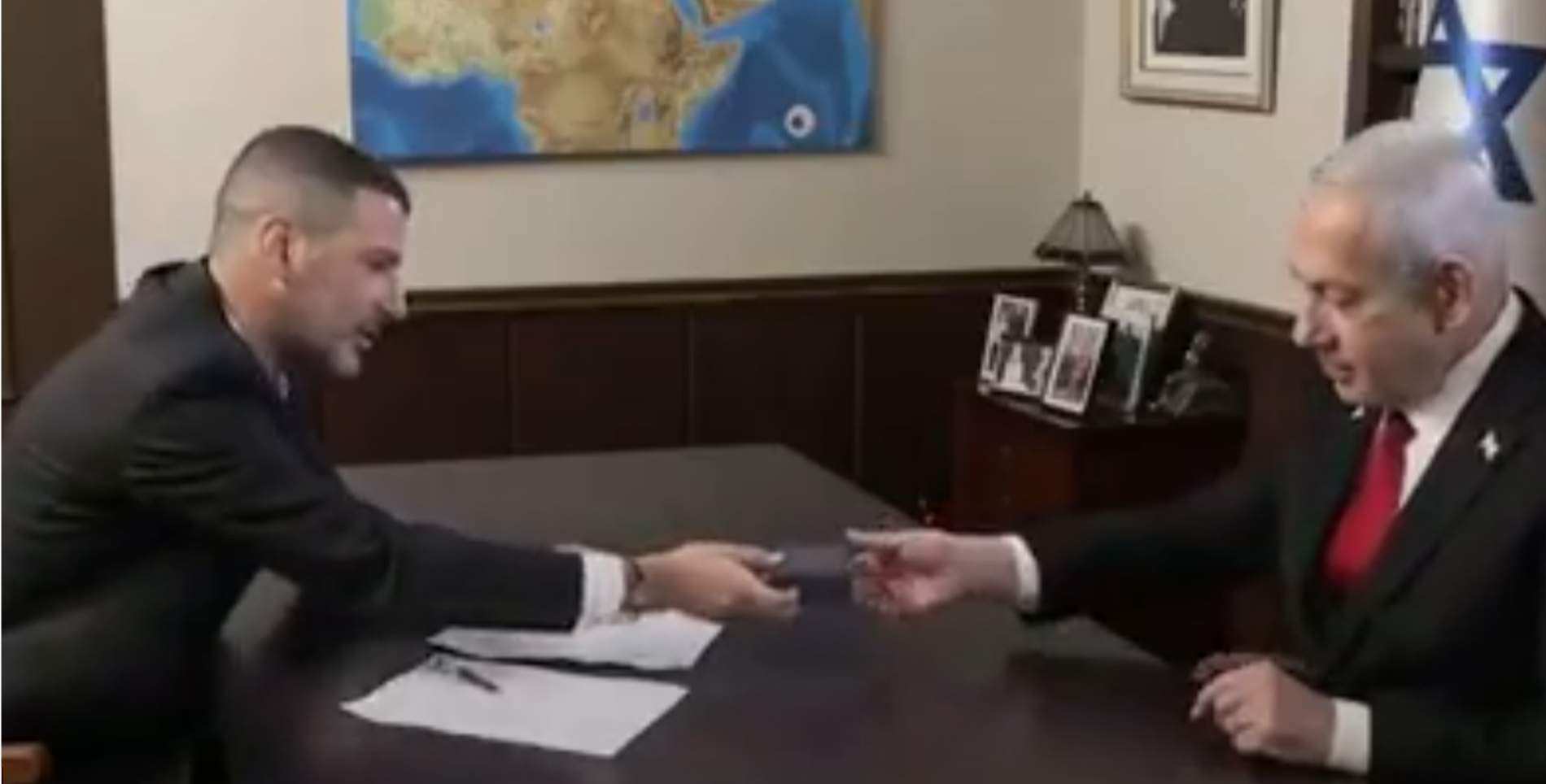 El entrevistador Sharon Galo le va entreba en Netanyahu de un amuleto del mapa del Gran Israel