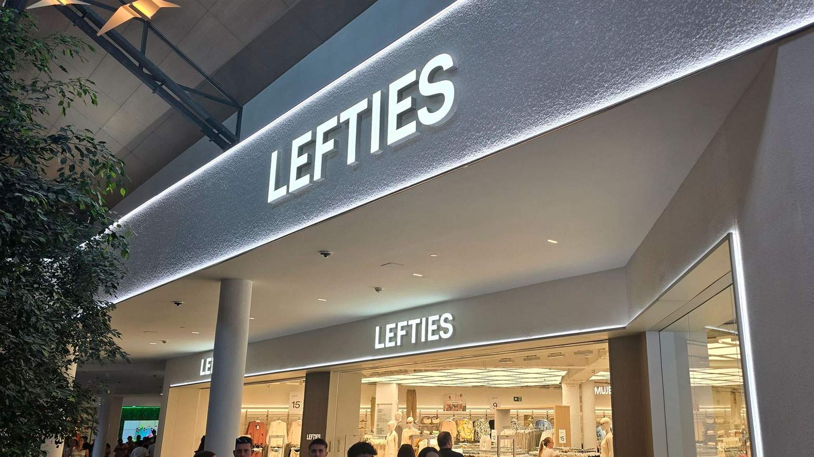 El vestit setinat verd molsa més bonic per ser la reina en les nits d'estiu és a Lefties