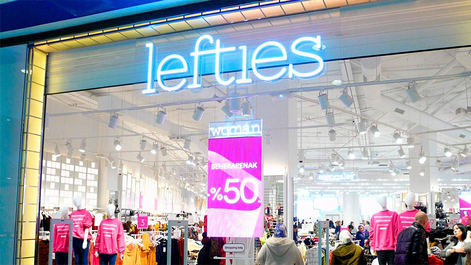 La chaqueta de Lefties en paño que multiplica estilismos con vaqueros o falda