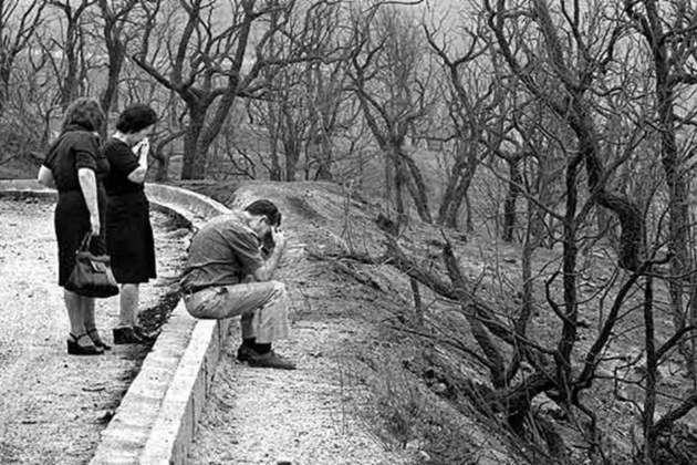 Familiars de les víctimes, dies després de l'incendi (1979) / Font: Blog Memento Mori