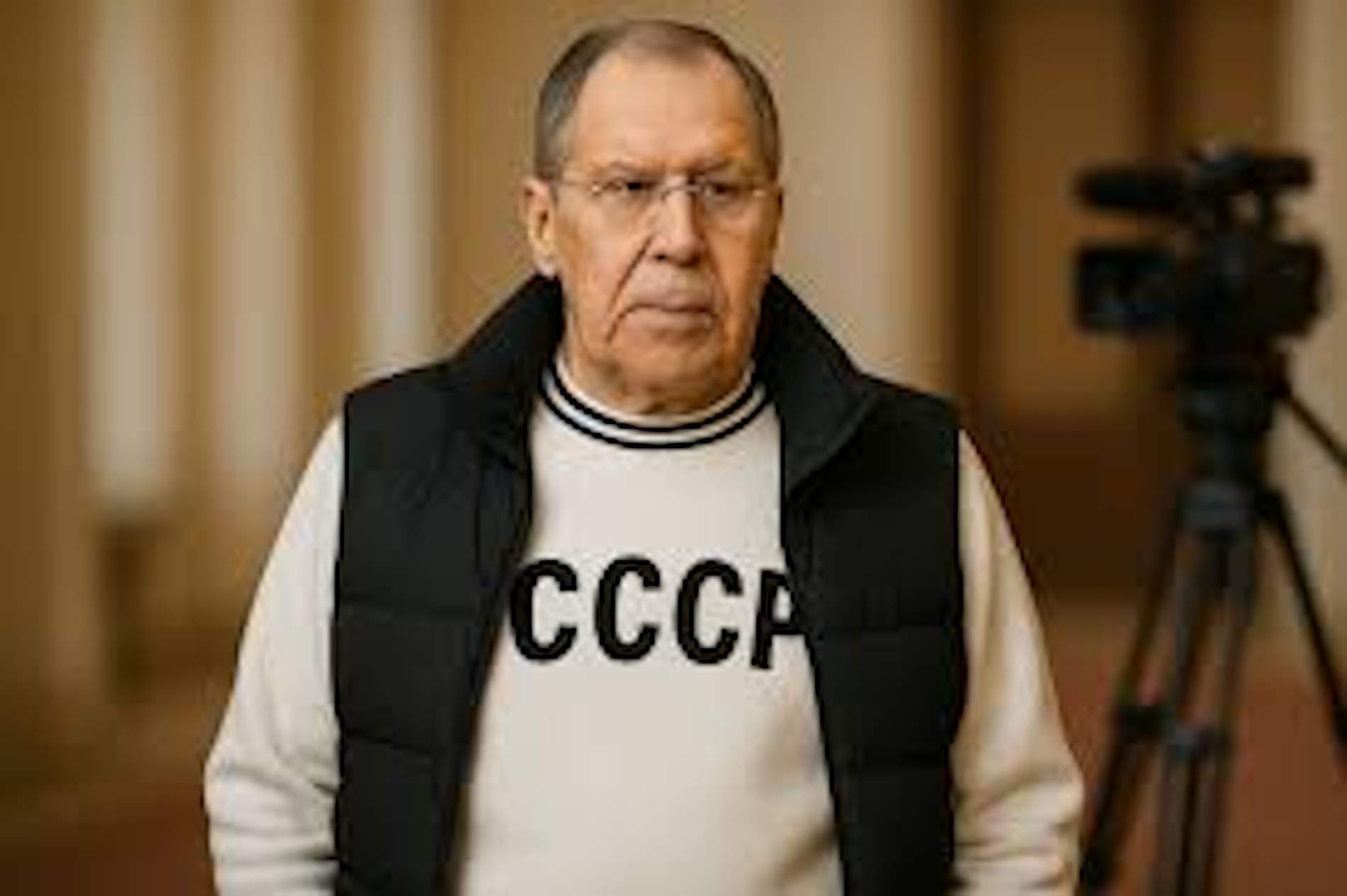 La camiseta 'CCCP' que el ministro Lavrov luce en Alaska agota existencias: ¿quiere Putin resucitar la URSS?