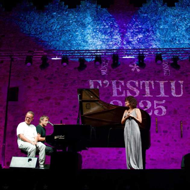El moment de Manu Guix, Àngel Llàcer i Elena Gadel damunt de l'escenari / Instagram El moment de Manu Guix, Àngel Llàcer i Elena Gadel damunt de l'escenari / Instagram