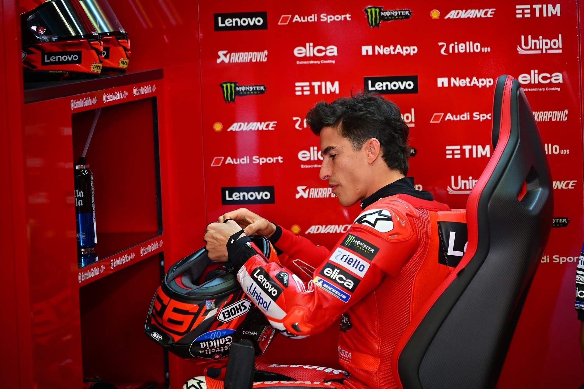 Marc Márquez cau i cedeix la pole a Bezzecchi