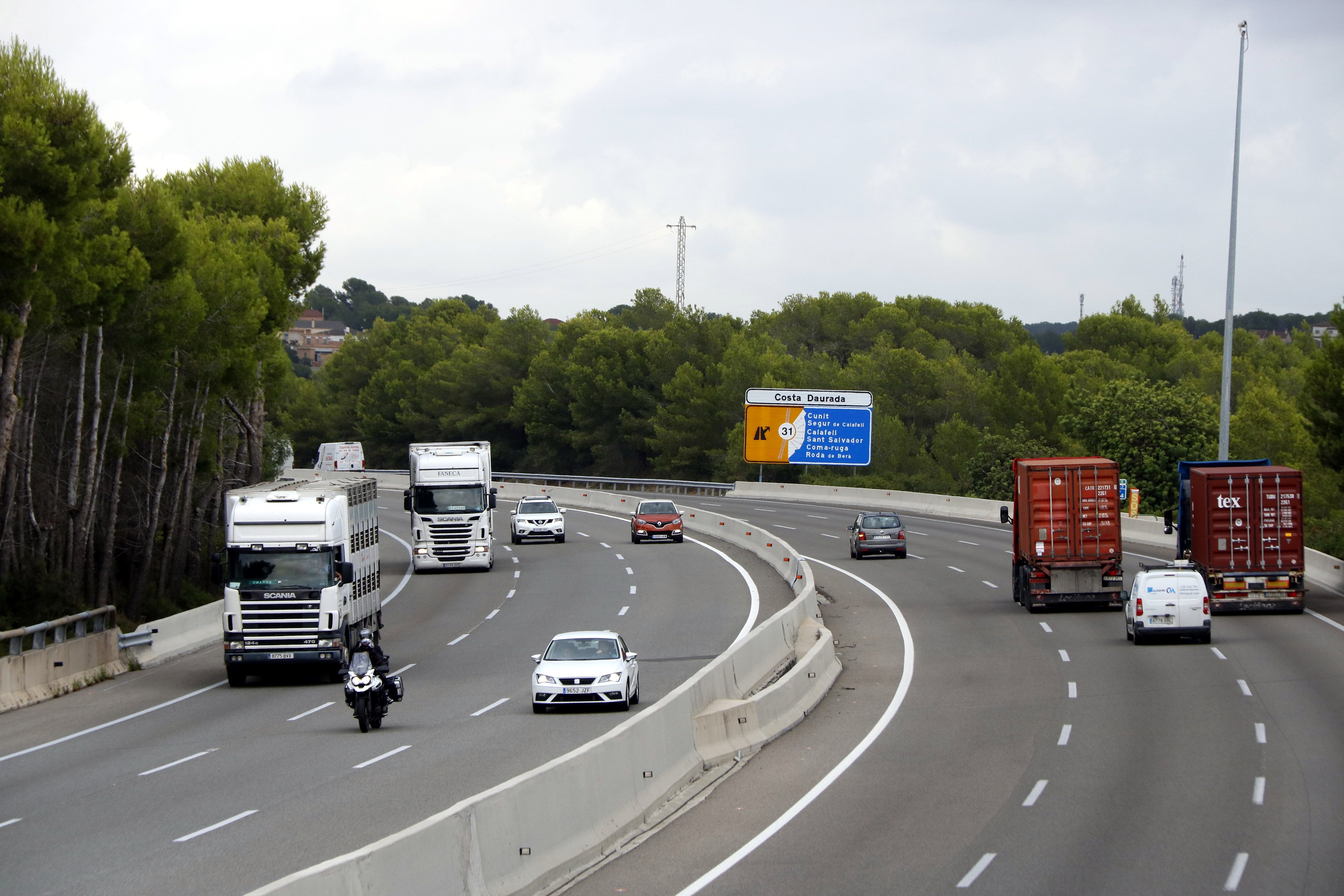 Las restricciones en la N-340 y la N-240 incrementan el tráfico de camiones un 134%