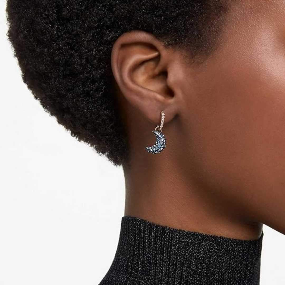 La joia que eleva qualsevol look: arracades Swarovski de mitja lluna amb reflexos infinits