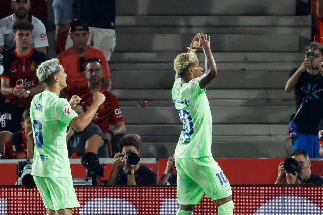 Gavi felicitando a Lamine Yamal Gavi felicitando a Lamine Yamal