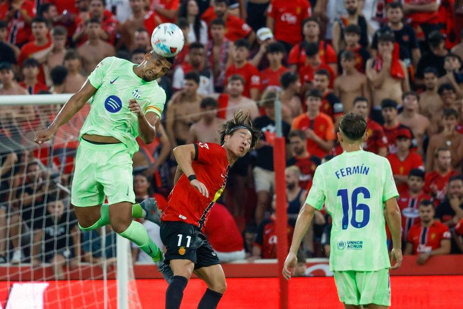 Ronald Araújo s'acomiada, quatre ofertes, una del Betis, té 10 dies per decidir, en el Barça no jugarà
