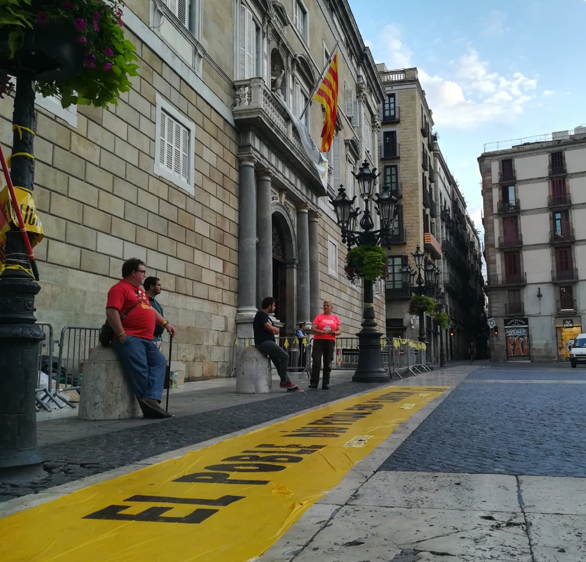 Acampada indefinida en plaza Sant Jaume para exigir la implementación de la República