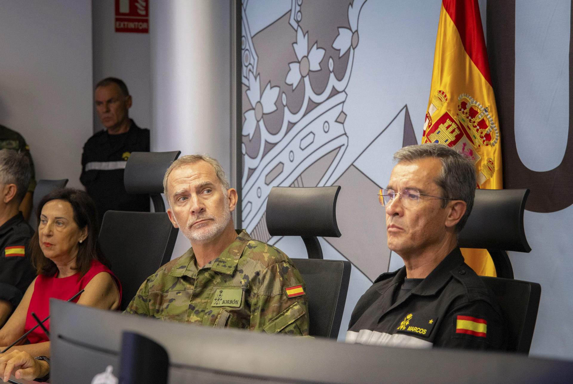 Felip VI interromp les seves vacances per visitar l'UME i veure el desplegament davant dels incendis
