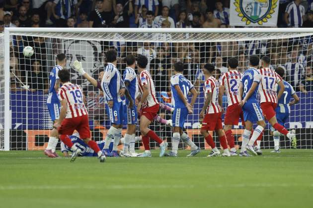 Julián Álvarez gol falta Atlético de Madrid Español / Foto: EFE Julián Álvarez gol falta Atlético de Madrid Español / Foto: EFE