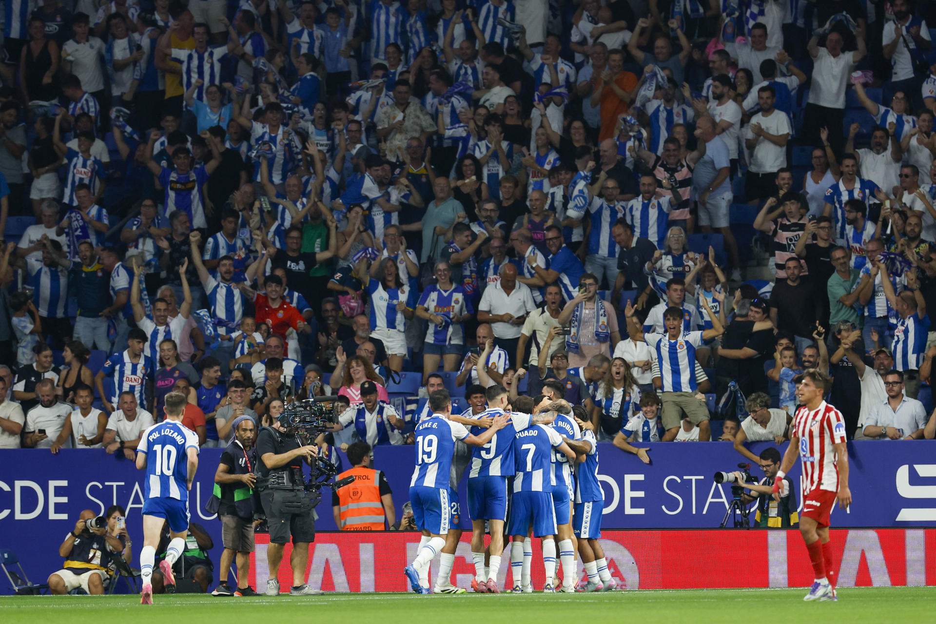 L'Espanyol tira de raça per remuntar contra l'Atlètic (2-1) i sumar els seus tres primers punts