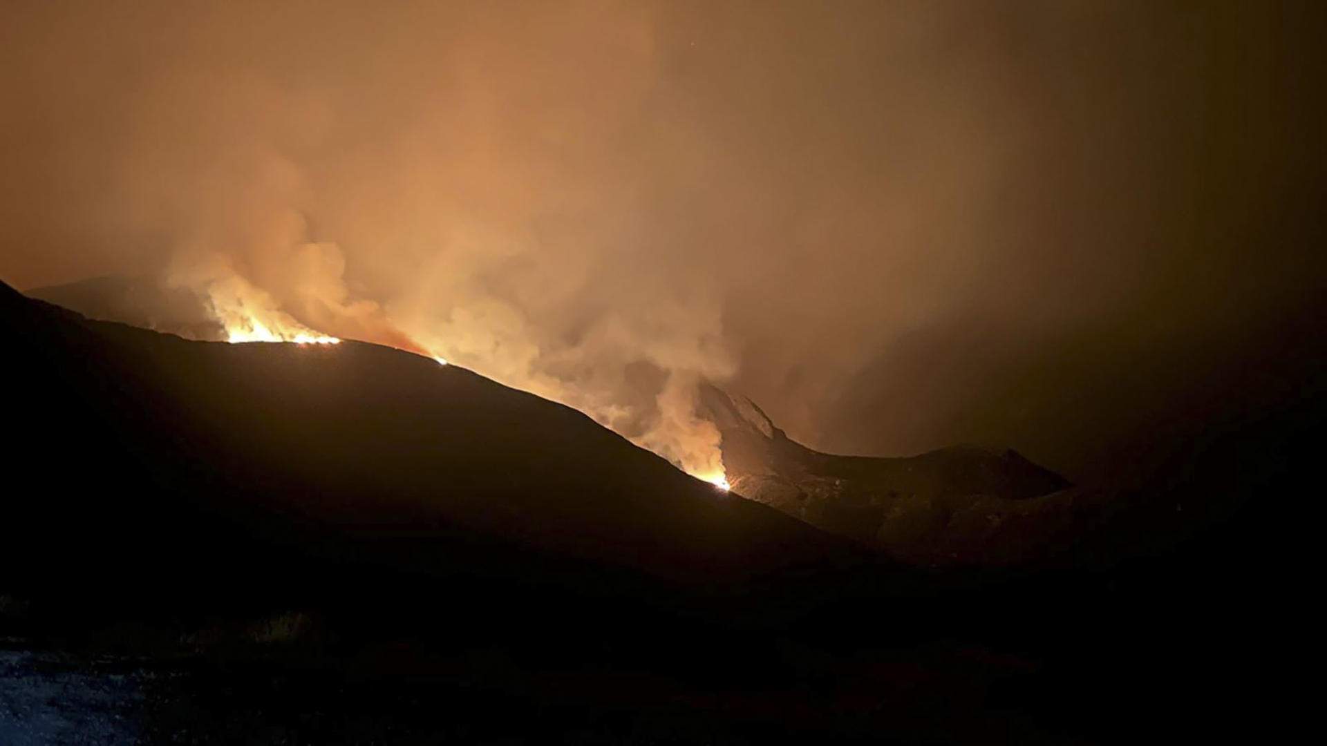 Nova víctima dels incendis a l'estat: mor un bomber en bolcar un camió autobomba a Lleó