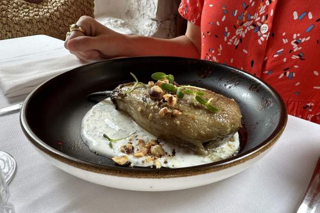 Albergínia a la brasa, crema de iogurt, menta i avellanes restaurant Guixera Foto Top Catalan Restaurants