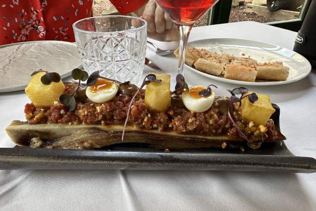 Steak tàrtar sobre moll de l’os i maionesa d’all negre restaurant Guixera Foto Top Catalan Restaurants