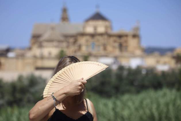 Imatge d'una persona protegint-se de la calor i el sol Imatge d'una persona protegint-se de la calor i el sol