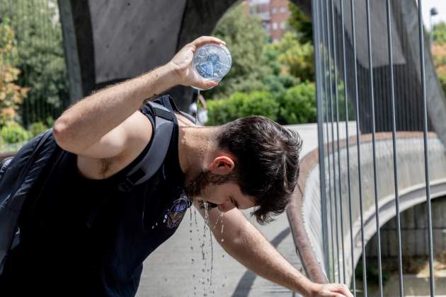 Imatge d'una home refrescant-se Imatge d'una home refrescant-se