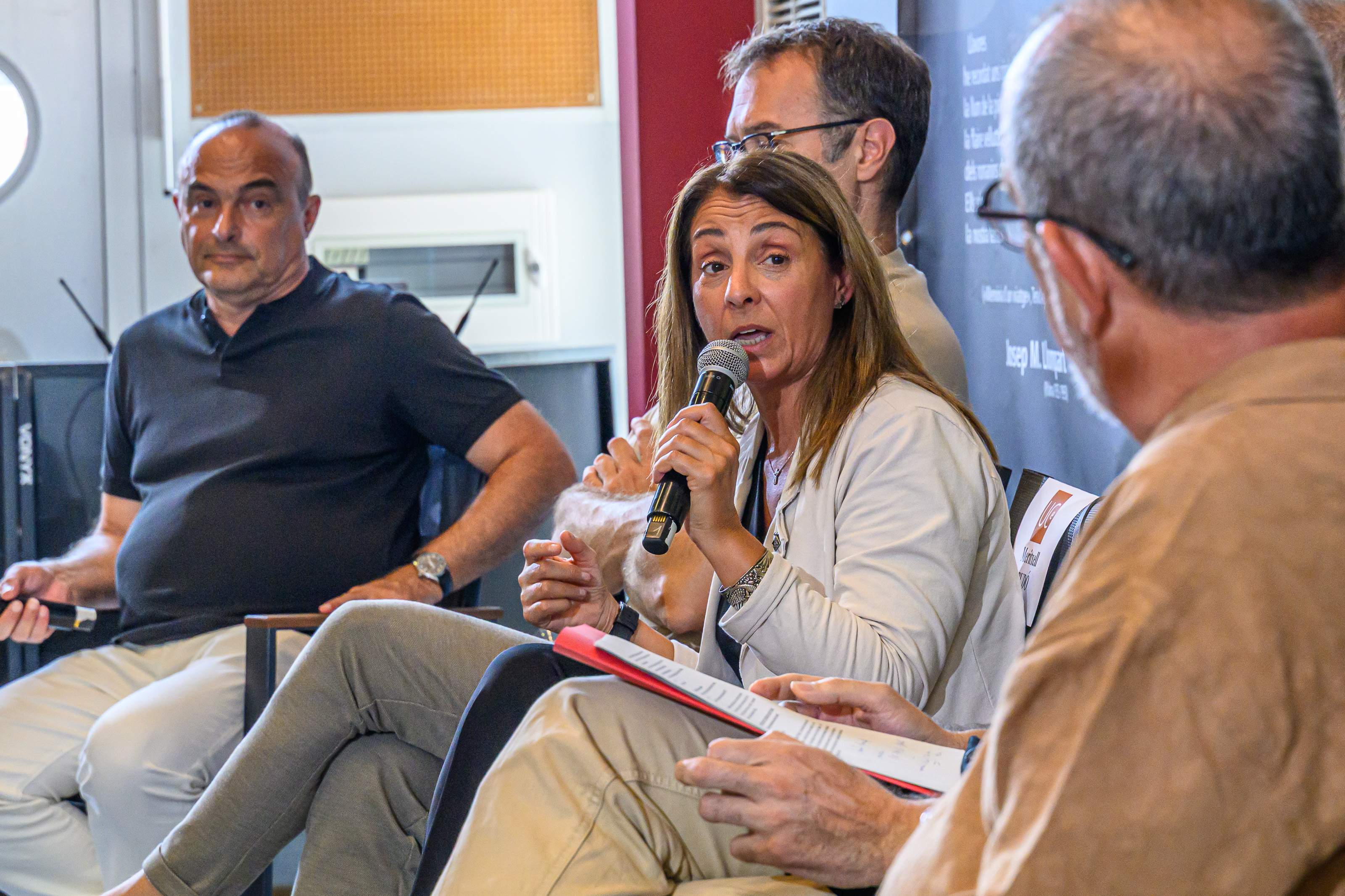 Ayuntamientos de los Països Catalans exigen más financiación a España y Francia: "¡Quiero endeudarme!"