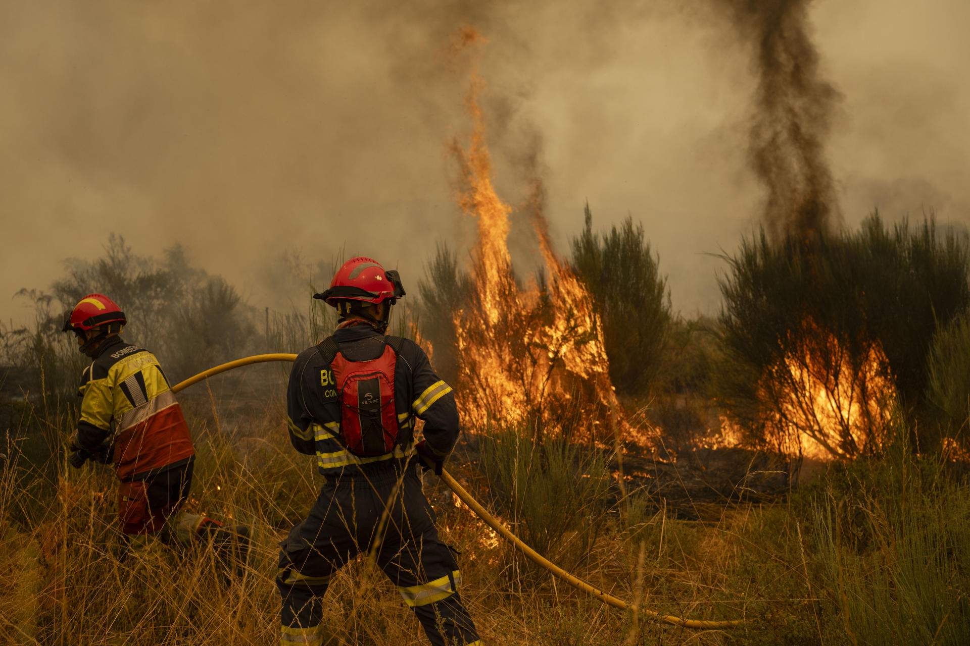 Una quarantena de focs segueixen actius a Espanya i obliguen a evacuar milers de persones