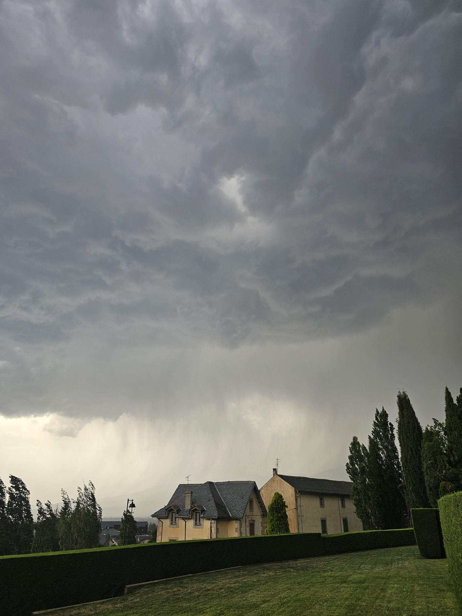 Nou episodi de tempestes rabioses a Catalunya amb tronades, calamarsades i menys calor
