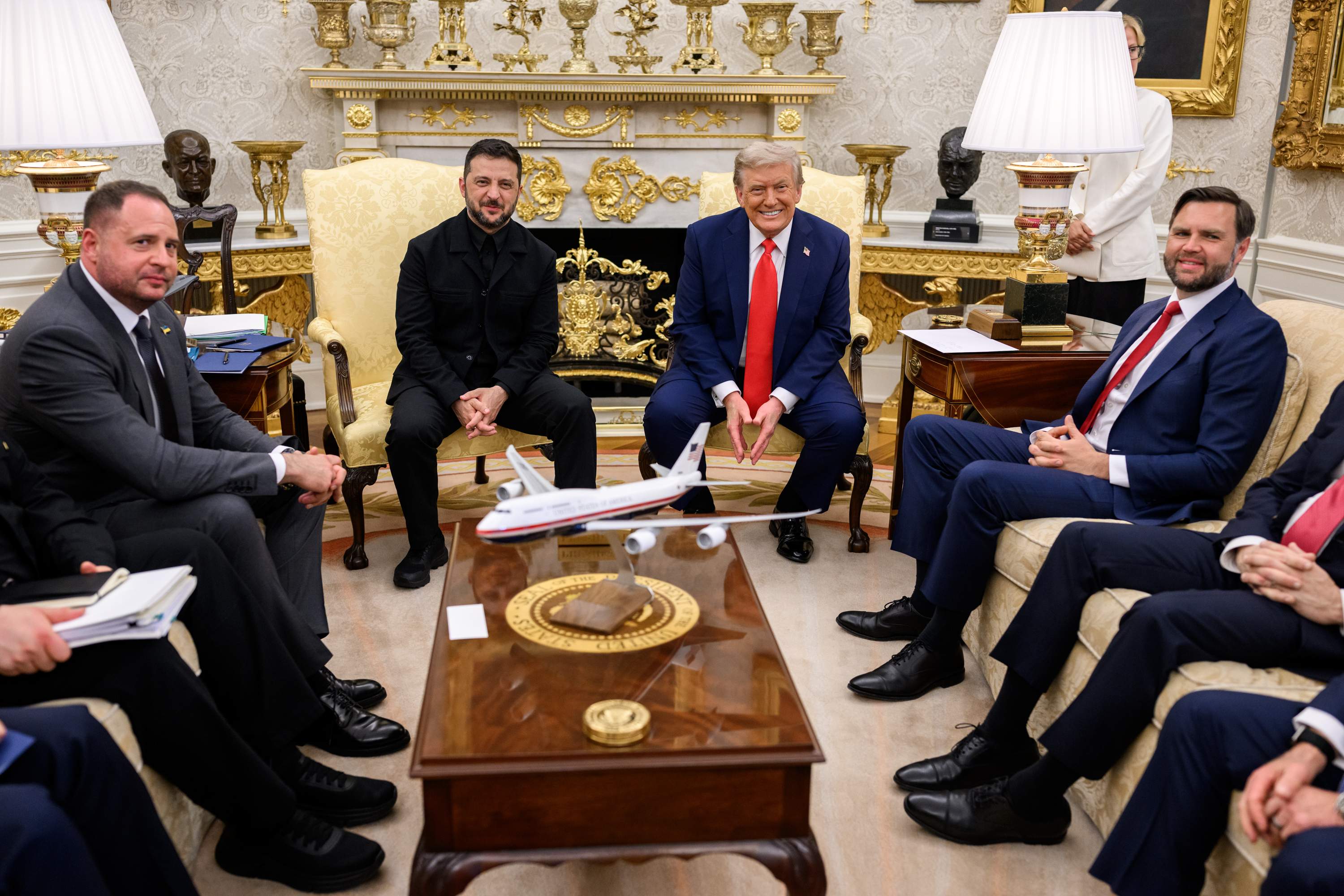 Trump promet que "si tot va bé" aviat hi haurà una reunió amb Zelenski i Putin