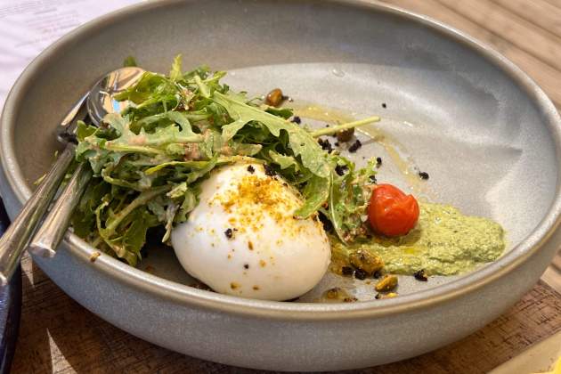 Burrata amb rúcula i mousse d'alfàbrega   Beso Beach Pedrables   Rosa Molinero Trias