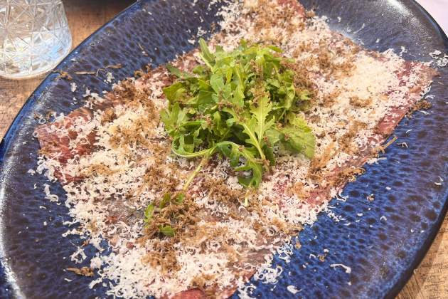 Carpaccio de wagyu amb trufa   Beso Beach Pedrables   Rosa Molinero Trias